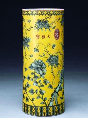 清·大雅斋黄釉花卉筒瓶 