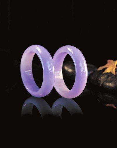紫罗兰翡翠对镯，估价900万。
