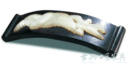 明 紫檀镶白玉“春水”墨床，成交价28万元。（图片提供：北京保利）