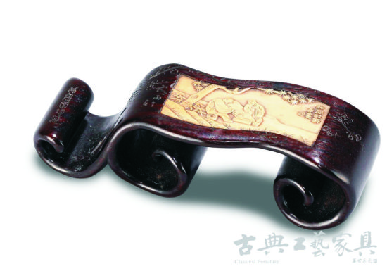 清早期 硬木嵌张希黄“松间对弈”墨床，成交价11.5万元。（图片提供：北京保利）