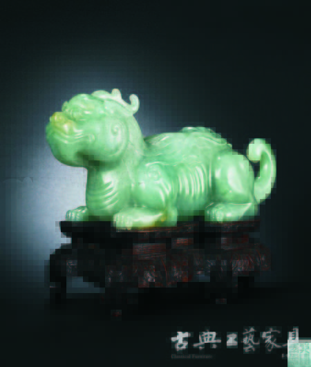 清乾隆 御制翡翠雕辟邪水丞，成交价4945万元。（图片提供：北京保利）