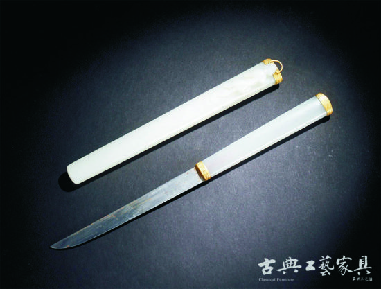 清乾隆  白玉镶金龙纹裁纸刀，成交价51.75万元。（图片提供：北京东正）