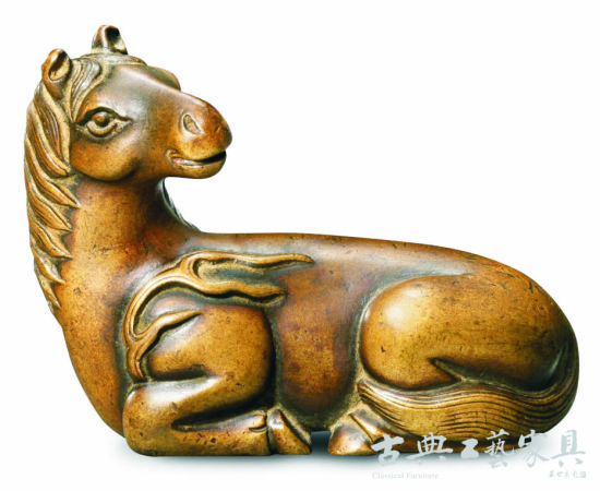 明 青铜“卧马”镇纸，成交价25万港元。（图片提供：香港苏富比）