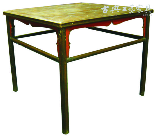 图8 陕西无束腰直足直枨壸门券口打洼面髹黑红漆方桌，榆木，18世纪，长103cm，宽103cm，高87 cm。北京美轮博物馆藏。