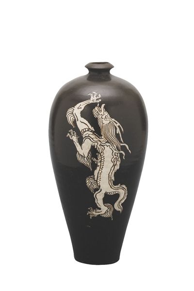 宋时期的黑釉龙纹梅瓶，龙纹在那个务实的年代不常见。