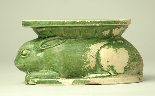 图4 巩县窑的兔形绿釉枕