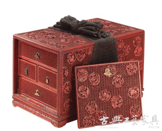史上最贵的书箱：清中期 剔红皮球花包袱式书箱，成交价155万元。