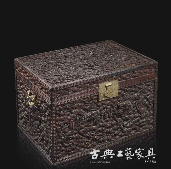 清 十八世纪  御制樟木九龙纹衣箱，成交价206万港元。