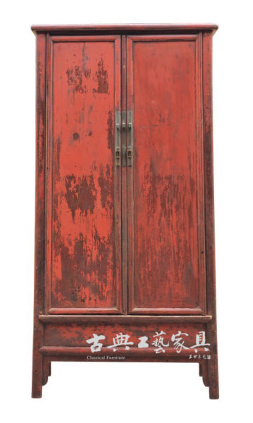 清早期 榉木朱红漆大圆角柜（图片提供：中国嘉德）