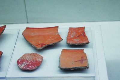 图为甘肃秦安大地湾遗址出土的彩绘符号陶片，距今8000～7000年。（本报记者 李韵摄）
