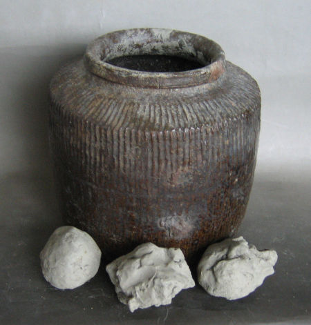 图4 四川汉代青瓷罐及其罐内的澄泥