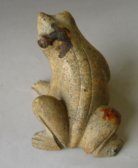 图1 唐代花石纹澄泥料青蛙瓷塑正面
