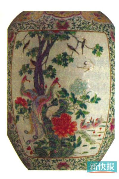 这是一个盖缸，画得非常富贵，上面的花鸟中也有双鸟、仙鹤。