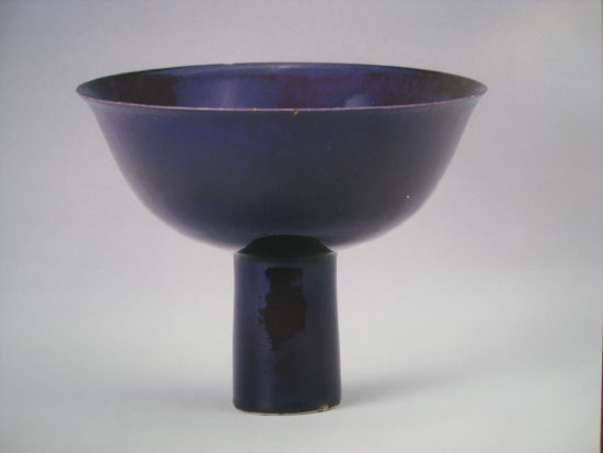 图17 清康熙 茄皮紫釉高足碗 西藏博物馆藏