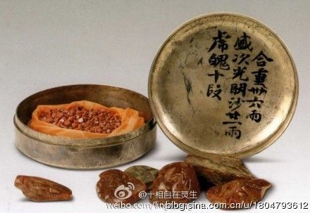 唐代线刻鸳鸯纹银药盒，陕西历史博物馆保存，何家村窖藏出土。