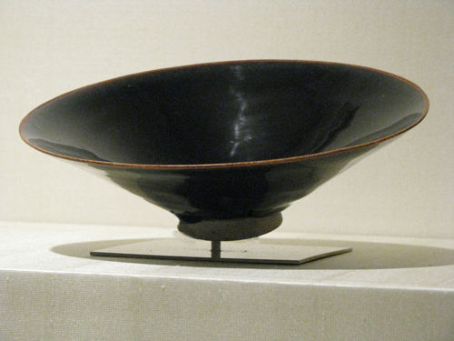 北宋定窑碗，直径18.4厘米 斯坦利·赫兹曼为纪念阿黛尔·赫兹曼于1991年馈赠纽约大都会博物馆 钱志坚摄影