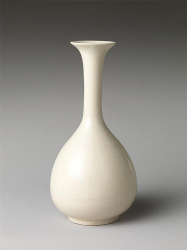 北宋定窑玉壶春瓶，高24.4厘米 斯坦利·赫兹曼为纪念阿黛尔·赫兹曼于1991年馈赠纽约大都会博物馆   ARTstor供图