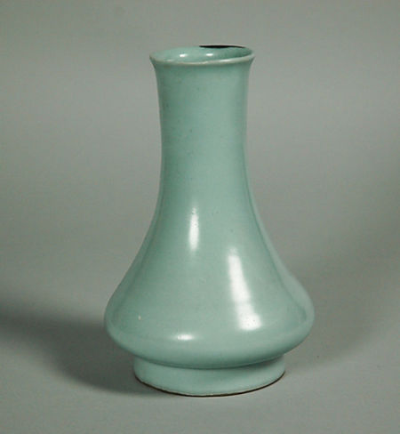 南宋龙泉窑胆瓶 高21.3厘米 罗杰斯基金1917年购藏 大都会艺术博物馆供图