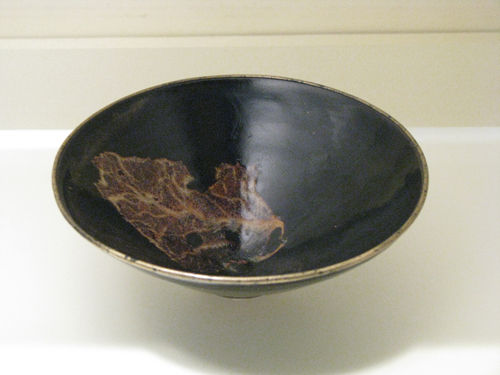 南宋吉州窑树叶纹茶碗 高5.4厘米 直径 14.3厘米 H.O。哈维梅尔藏品 H.O。哈维梅尔夫人 1929年遗赠纽约大都会博物馆 钱志坚摄影