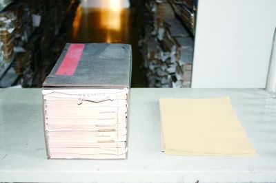 函套中的古籍已夹放防蠹纸，右侧一沓为防蠹纸。