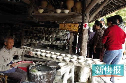 景德镇制作陶瓷的古窑吸引异国游人驻足。新华社发