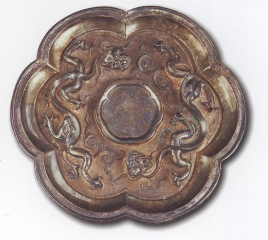 图10：宋 鎏金双龙纹银盘 武汉博物馆藏