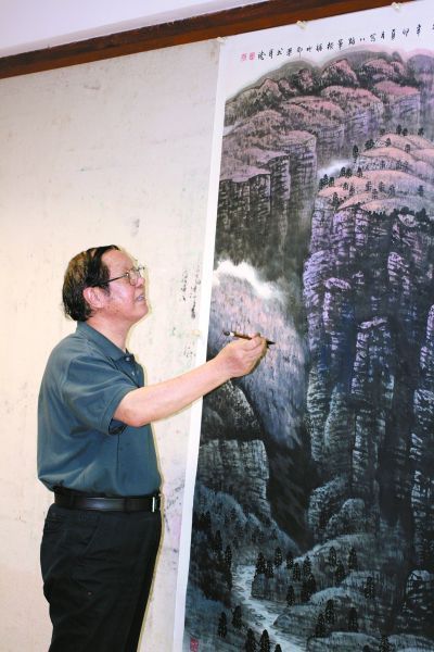 著名画家刘书民至今仍在使用20年前定制的防伪专用宣纸创作。冯善书 摄