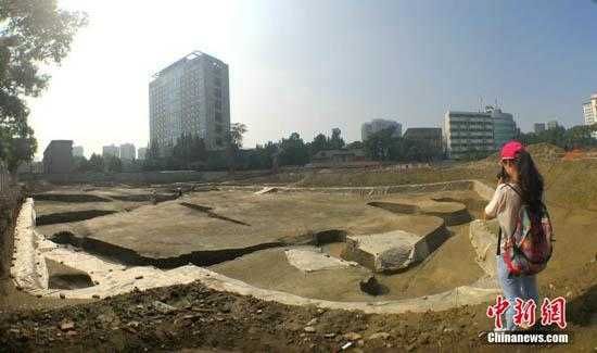 摄腾讯新闻图为考古现场发掘出唐代砖砌沟渠全长共90米，形状蜿蜒曲折，最宽处有近6米，最窄处不足1米，深达1.6米。