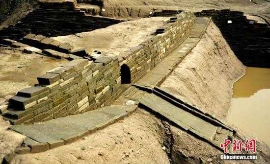 　　图为考古现场发掘出的古代排水系统。 中新社发 刘忠俊 
