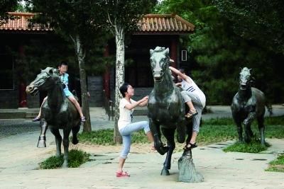 　游客争着攀爬铜马雕塑摄/记者 董振杰