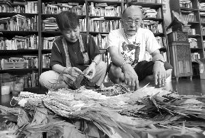 曾田夫妇送来3000多只千纸鹤，仔细挂起来 现代快报记者 马晶晶 摄
