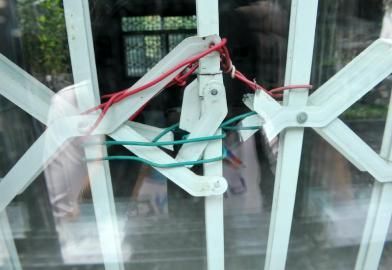 画室的双层铁护栏依然无法防贼。