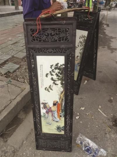 新屏风做旧冒充清代古董 懂行市民当场戳穿骗卖者