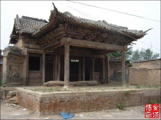 这是原来还没被拆的戏台照片。图片</p>

<p>　　文/羊城晚报记者 何伟杰 许诺</p>

<p>　　近日，住房城乡建设部、国土资源部和公安部联手发布了《关于坚决制止异地迁建传统建筑和依法打击盗卖构件行为的紧急通知》，明确指出，国有的认定传统建筑所有权不得买卖，非国有的认定传统建筑所有权可以交易，但不得进行搬迁。新华社撰文指出，2011年6月，山西晋中市榆次区庄子乡六台村将村内一个被登记为不可移动文物的清代戏台拆除后以11.6万元卖到了广州番禺。</p>

<p>　　这座神秘的清代戏台究竟位于何处？记者近日多番探访，终于在番禺星河湾海怡半岛花园发现疑似其“真身”的建筑。此外，该小区内还藏有两套占地数千平方米的徽派和晋派大宅。国家文物法明确规定不可移动文物不能随便迁移，有山西文保爱护者呼吁文物部门应尽快查明，让古戏台早日回家。</p>

<p>　　<strong>山西清代戏台藏在番禺豪宅小区内</strong></p>

<p>　　根据热心市民提供的线索，记者近日一路寻访，来到了位于番禺区的星河湾海怡半岛，该小区位于珠江后航道与番禺三支香水道交汇处，在小区东边的岛尖处，记者找到了一座宽约50米、长约150米、占地面积数千平方米的晋、徽派建筑群，门口有保安看守。</p>

<p>　　晋派大宅门口伫立着一座由百年老木构筑而成的老戏台，梁架多层叠构，极富立体感，并有加强舞台音效的八字影壁，两边照壁砖雕图案精致。对比历史照片发现，与被倒卖的山西晋中市榆次区庄子乡六台村老戏台有几分相似。走进里面更是别有洞天，晋派大宅采用的是三进院设计，局部两层。亭台楼阁雕梁画栋、斗拱飞檐，相当精美。而徽派大宅则是挂有“大夫第”门匾，宅内同样也是三进结构，青砖门罩、石雕漏窗、木雕楹柱与老宅浑然天成，配有木雕小桥、流水，相当别致。</p>

<p>　　守门保安告诉记者，这些徽派和晋派建筑都是老板五年从山西、安徽等地整套“搬过来”的，其中包括古戏台、照壁、古屋、甚至地面的砖块。大宅移过来后，主要供小区业主参观以及会所之用。</p>

<p>　　记者搜索资料发现，对于小区内的这两套古宅，几年前多家媒体曾对其报道宣传。时任星河湾古宅项目总顾问姜伟曾介绍，这座晋派古宅是清朝晚期的古宅建筑，是以山西大宅的形制格局为样本作拼接，里面构件来自山西省不同地方，如戏台来自于山西省榆次县，过厅来自于山西省太谷县，主楼来自于山西省祁县等。从山西到广东，古宅经历了拆卸再组装。</p>

<p>　　<strong>文保人士比对：两戏台疑似为同一物</strong></p>

<p>　　那出现在星河湾海怡半岛的这座清代戏台，是否跟上述被倒卖的文物戏台是同一物？记者对比资料发现，这两座戏台都是出自山西榆次。中华社会救助基金会拯救古建公益基金联合发起人唐大华早在两年前根据热心网友提供的两地戏台照片资料对比发现，无论是戏台的枓栱结构、两边照壁的砖雕图案以及戏台内放置的木梁等完全相同，确实是同一座建筑。</p>

<p>　　2013年6月，榆次所属的晋中市文物局认证微博@晋中文物就该老戏台问题回复唐大华，确认该戏台为“2009年‘三普’登记为不可移动文物，产权归村集体所有。2011年6月3日，该村擅自将戏台拆除。榆次文物旅游局曾责成庄子乡政府监督六台村委立即组织修复古戏台。但时隔两年，被拆戏台不仅没有修复，反而出现在外地，实属痛心。”榆次文物旅游局当时承诺将深入调查，积极处理。但至今老戏台原址依旧空荡荡。</p>

<p>　　记者近日联系了如今老戏台的业主方星河湾地产集团，核实老戏台的真实身份以及来源，对方表示会跟进调查并尽快回复，但截止记者发稿时止仍未收到对方消息。</p>

<p>　　<strong>老宅乔迁后“水土不服”面临重建</strong></p>

<p>　　事实上，早在2013年，星河湾就曾打算在位于番禺区南村镇兴业大道南侧某占地243205.7平方米的地块兴建番禺区古建筑艺术馆(文园)。根据媒体当时报道，该艺术馆将复建1座晋派建筑、2座徽派祠堂和4座徽派建筑，还会陈列3万多件明清古家具及石雕作品，这些古建筑是由星河湾董事长黄文仔多年来在山西和安徽等地收藏所得，拆好运回广州。该控制性详细规划在当年获得了广州市规划局通过。</p>

<p>　　然而，在当时规委会上，不少专家对于这种异地复建古建筑的做法表示了质疑。有专家担心，北方的建筑在南方一般都会“水土不服”，迁移到广州很容易腐烂。广州市市长陈建华当时也批评表示，星河湾要建番禺区古建筑艺术馆，是很好的想法。但从严格意义上讲，不应该支持这种将外地古建筑拆掉异地重建的做法，而应该反对这种做法。只是木已成舟，这批古建筑已经编号运到广州，所以就地保护比不保护要好。</p>

<p>　　记者近日走访了当初规划地块，发现里面早已一片荒芜，除了堆积了若干大石，以及建成部分石桥之外，并没有任何古建筑艺术馆的痕迹。守门的保安告诉记者，这里曾经确实摆放过一些老建筑，但现在都拆除保管起来了，至于地块未来用途，他表示不太清楚，“古建筑艺术馆应该是不会再建了。”</p>

<p>　　不过正如当初很多专家担忧的，目前位于星河湾海怡半岛的两座古宅在迁移到广州五年后，早已被白蚁严重侵蚀。守门保安表示，接下来星河湾方面打算把两栋大宅拆除再重建。记者在大宅里看到，大门右侧的一处木梁后已经被白蚁侵蚀出一个巴掌大小的坑洼小洞，徽派建筑门楼牌坊两侧甚至被凿开了两个大洞。大宅内全是施工的痕迹，几十块石牌匾靠在院内，石砖雕饰正在地上等待拼装。屋内还摆放着大量编号的古董家具、石雕。</p>

<p>　　<strong>广州市文广新局：并非属地文物，应由山西文物部门作出处理</strong></p>

<p>　　中华社会救助基金会拯救古建公益基金联合发起人唐大华也曾多次在网络上发声，呼吁这座古老的山西古戏台能早日回家。广州市文广新局方面日前回应，无论从国家还是广东省、广州市的文物保护法律法规，都没有支持文物迁移的做法的条款，而是坚持原址保护的原则。文物若需要迁移异地原状重建，必须履行严格的审批程序。星河湾古戏台如果真的是从山西迁移过来的不可移动文物，按照相关文物法规，应该由山西文物部门实施处理。根据《山西省文物建筑构件保护管理办法》规定，发现擅自转让、抵押文物建筑构件的，应由当地人民政府文物行政部门责令恢复原状；拒不恢复原状的，依法对相关责任单位或责任人作出相应处罚。</p>

<p>　　<strong>争议：古建筑异地迁移重建是破坏还是保护？</strong></p>

<p>　　其实，从异地迁来广州的古戏台并非只有星河湾一处。2000年，对徽派建筑情有独钟的刘憬坤从山西购买了一个宽12米、长10米、高6米的清代古戏台运回广州，后来放在现今荔湾区芳村1850创意园内某红木家具店内。他介绍，古戏台为当地一个家族所有，当时几兄弟正因财产分割不均而闹矛盾。他委托了一个本地人与老大商谈购买，最终打包买了一个戏台、一个亭子和一个长廊，总共花了30万元不到。随后他请上海的朋友带着专业人员拆除、包装盒运输。</p>

<p>　　“迁回来的是木质的顶梁、柱子，相当于一个外壳。由于我在古建筑这方面很专业，很清楚流程。拆除前先录像拍照，再拆、编号、多层包装，运到广州后还改小了尺寸。”刘憬坤说，古戏台主要为了公司打响文化品牌，同时也作为广州京剧票友交流之用。据悉，每个月古戏台都有一至两场表演，最多时吸引了300个票友。如今这个古戏台已经不在1850创意园内。刘憬坤说，去年10月份他已经把古戏台拆除，搬到了上海。</p>

<p>　　刘憬坤认为，在当前全国对文物保护重视程度不够的大环境下，古建筑异地迁移重建其实未尝不是一种保护，“很多地方民间和政府空置着历史建筑，也没有资金维护。若能迁移到广州恰有资金和技术去维护，为何不可？去年文物保护协会的人也因此找我谈过，我也带他们去中山的旧建筑交易市场，给他们展示古建筑迁移后保护的现状。”</p>

<p>　　不过，广州大学建筑与城市规划学院教授汤国华表示，如果迁移的老建筑属于不可移动文物，迁移行为或已涉嫌违反文物法规。另一方面，星河湾把戏台从北方移到南方从文物保护的角度上，也是不明智之举。因为南方天气潮湿虫害较多，木建筑一般选用通透轻巧的杉木；山西气候干燥，其木建筑移到南方肯定会水土不服。但目前既然已经移了过来，要搬回去可能性已不大，只能通过上桐油、散湿的方式进行微调。</p>
<!-- publish_helper_end -->
                 

					<div class=