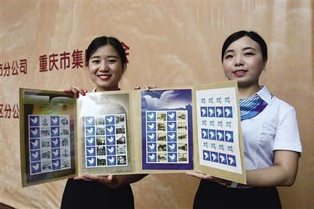 工作人员展示《和平鸽》纪念邮票 记者 邹飞 摄