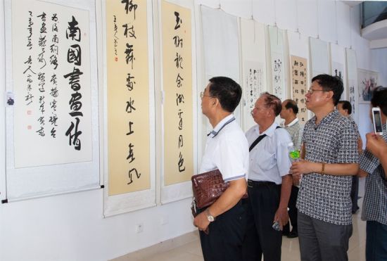 海南广播电视总台著名主持人、书画艺术频道负责人陈爱京和海南广播电视总台著名主持人赵宇瑛联袂主持