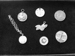 中间为伪蒙疆纪念章