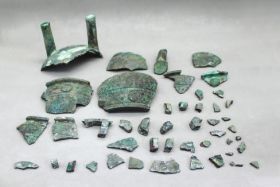 修复前的青铜器碎片(部分)。