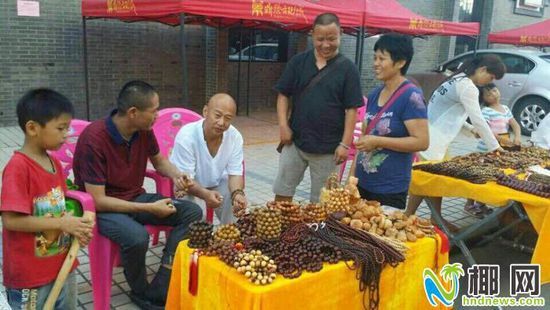 古玩市场搬迁吸引市民前来购买