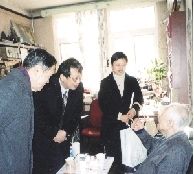 2004年冬杨振宁、陈希看望启功