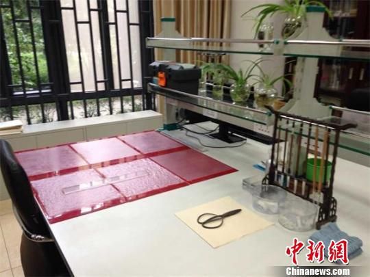 古籍修复专家的工作台 贺劭清 摄