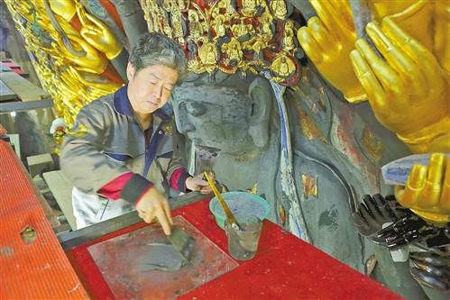 大足本地髹漆民间高手何天喜。 特约摄影 罗国家