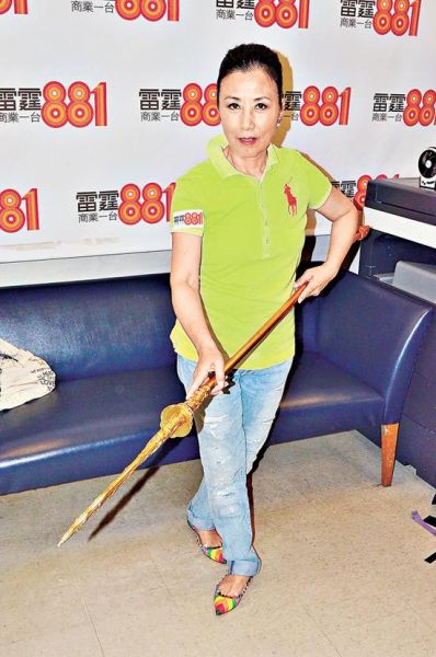 汪明荃做粤剧访问一丝不苛