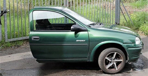 德男子失恋后将全部家当一分为二 上网拍卖