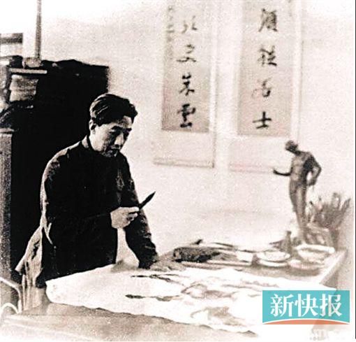 创作中的徐悲鸿。(来自徐悲鸿官网)