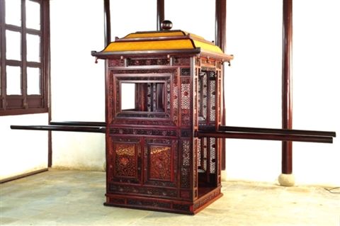 拙政园的红木轿子