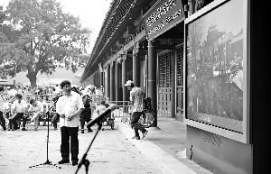 昨天，在端门游客服务中心的大屏幕前，故宫博物院院长单霁翔介绍如何疏导超量观众等一系列新举措。