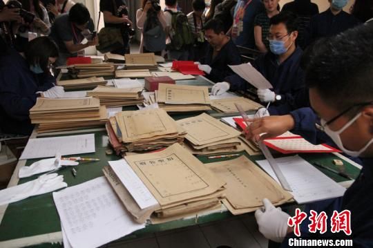 曲阜市第一次全国可移动文物普查工作正在进行。图为，孔府文物档案馆工作人员在对散档进行归纳记录。 陈倩倩 摄　陈倩倩　摄