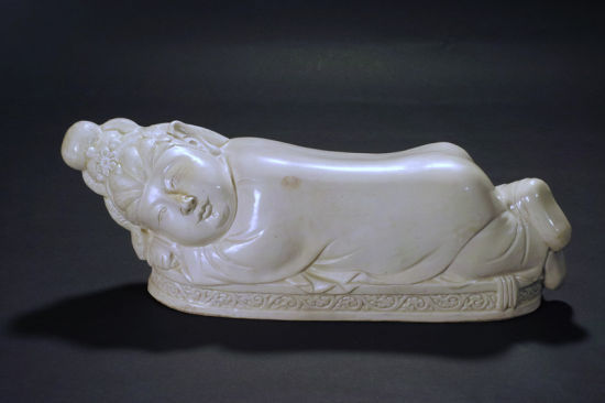 在澳门拍出3.16亿元的宋代定窑美人枕(正面)