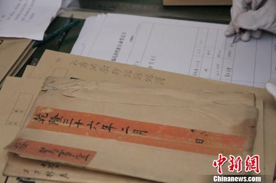 图为，孔府文物档案馆工作人员在对散档进行归纳记录。 陈倩倩 摄　陈倩倩　摄